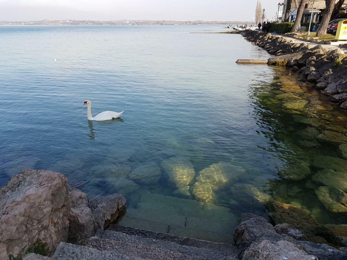 شقة Casa Maganda Vista Lago Tra Peschiera Del Garda E Sirmione المظهر الخارجي الصورة