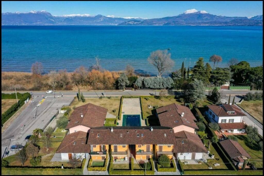 شقة Casa Maganda Vista Lago Tra Peschiera Del Garda E Sirmione المظهر الخارجي الصورة